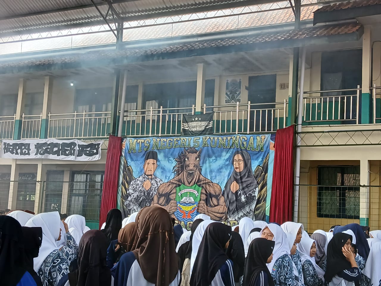 Air Mata Haru Pembina OSIS Eka Nurida zulaikhah Iringi Perayaan Hari Guru di MTsN 5 Kuningan