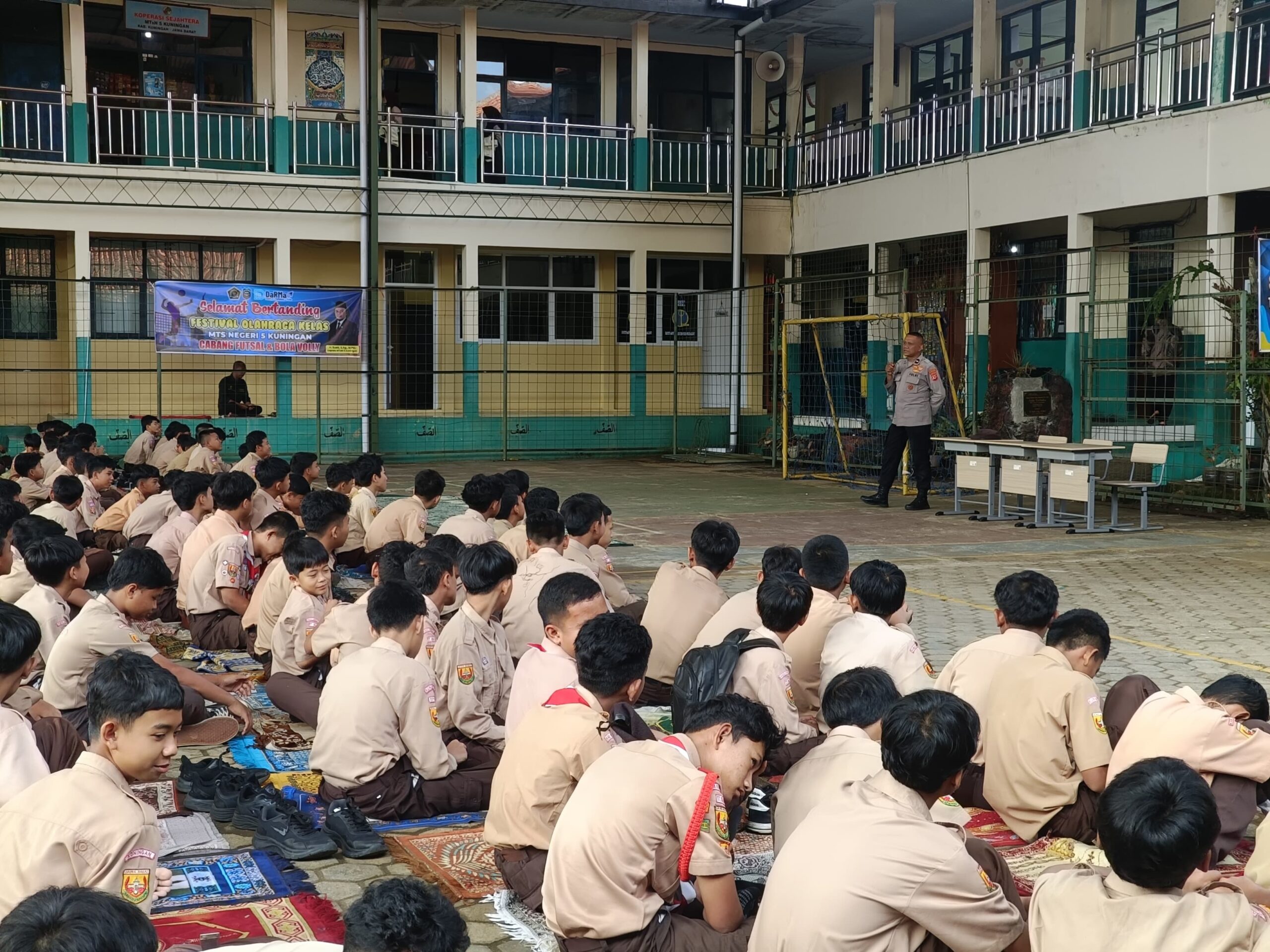 Sebelum Libur Semester Ganjil, Seluruh Siswa MTsN 5 Kuningan Diberikan Pembekalan Bahaya Bullying oleh Aipda Sudarsono